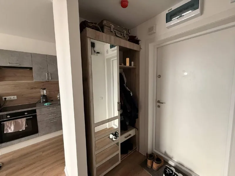 Евродвушка🏙️ м. Котельники 7️⃣ сдаю светлую и просторную евродвушку в жк «белая дача». Ищу аккуратных и приятных жильцов на длительный срок — от года и дольше. Квартира уютная, с комфортной планировкой, хорошо подойдёт для спокойной жизни одного человека или пары. Есть всё необходимое, чтобы заехать и жить без лишних хлопот: — вместительные шкафы для хранения вещей — удобные полки для организации пространства — холодильник, телевизор, чайник, микроволновка, стиральная машина — утюг, гладильная доска и пылесос по расположению всё очень удобно: 10–15 минут пешком до метро «котельники», рядом тц «мега белая дача» и outlet village. Территория закрытая, что добавляет комфорта и спокойствия. 🐾 без животных. 💳цена: 60.000₽ + ку и залог, его можно разбить два месяца. Хочется найти людей, которые будут относиться к квартире бережно и с уважением, и для которых она станет по-настоящему уютным домом. 💌telegram: @rabotapkc - фотография - 5