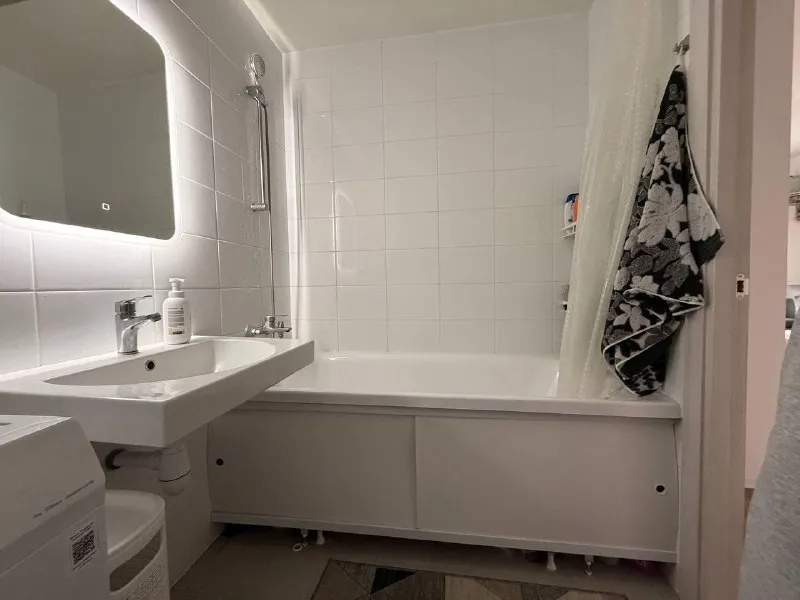 Евродвушка🏙️ м. Котельники 7️⃣ сдаю светлую и просторную евродвушку в жк «белая дача». Ищу аккуратных и приятных жильцов на длительный срок — от года и дольше. Квартира уютная, с комфортной планировкой, хорошо подойдёт для спокойной жизни одного человека или пары. Есть всё необходимое, чтобы заехать и жить без лишних хлопот: — вместительные шкафы для хранения вещей — удобные полки для организации пространства — холодильник, телевизор, чайник, микроволновка, стиральная машина — утюг, гладильная доска и пылесос по расположению всё очень удобно: 10–15 минут пешком до метро «котельники», рядом тц «мега белая дача» и outlet village. Территория закрытая, что добавляет комфорта и спокойствия. 🐾 без животных. 💳цена: 60.000₽ + ку и залог, его можно разбить два месяца. Хочется найти людей, которые будут относиться к квартире бережно и с уважением, и для которых она станет по-настоящему уютным домом. 💌telegram: @rabotapkc - фотография - 6