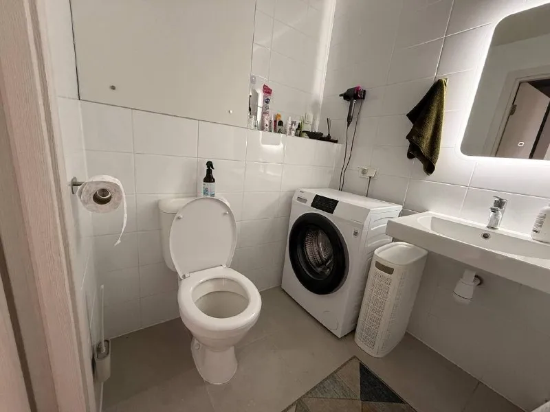 Евродвушка🏙️ м. Котельники 7️⃣ сдаю светлую и просторную евродвушку в жк «белая дача». Ищу аккуратных и приятных жильцов на длительный срок — от года и дольше. Квартира уютная, с комфортной планировкой, хорошо подойдёт для спокойной жизни одного человека или пары. Есть всё необходимое, чтобы заехать и жить без лишних хлопот: — вместительные шкафы для хранения вещей — удобные полки для организации пространства — холодильник, телевизор, чайник, микроволновка, стиральная машина — утюг, гладильная доска и пылесос по расположению всё очень удобно: 10–15 минут пешком до метро «котельники», рядом тц «мега белая дача» и outlet village. Территория закрытая, что добавляет комфорта и спокойствия. 🐾 без животных. 💳цена: 60.000₽ + ку и залог, его можно разбить два месяца. Хочется найти людей, которые будут относиться к квартире бережно и с уважением, и для которых она станет по-настоящему уютным домом. 💌telegram: @rabotapkc - фотография - 7