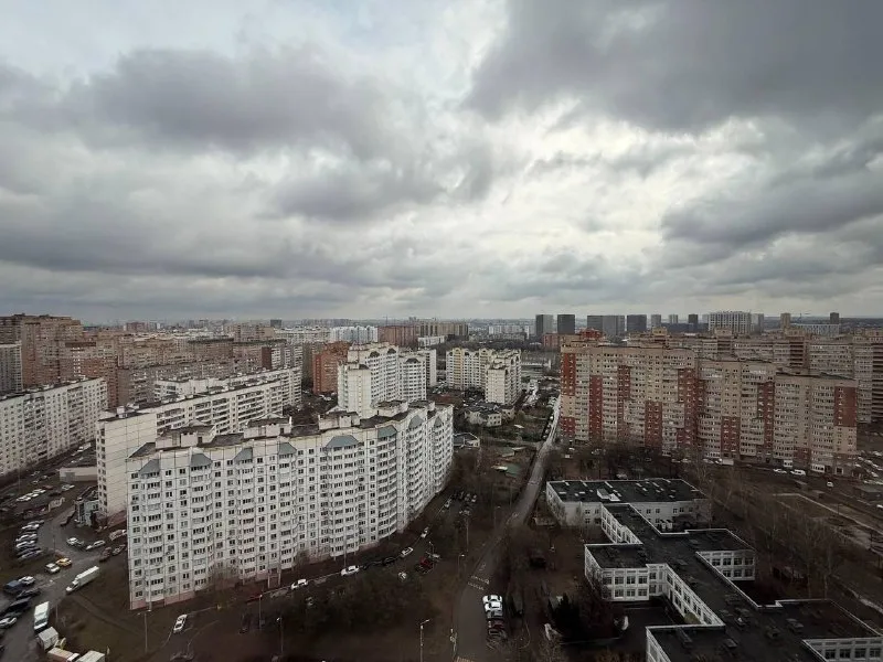 Евродвушка🏙️ м. Котельники 7️⃣ сдаю светлую и просторную евродвушку в жк «белая дача». Ищу аккуратных и приятных жильцов на длительный срок — от года и дольше. Квартира уютная, с комфортной планировкой, хорошо подойдёт для спокойной жизни одного человека или пары. Есть всё необходимое, чтобы заехать и жить без лишних хлопот: — вместительные шкафы для хранения вещей — удобные полки для организации пространства — холодильник, телевизор, чайник, микроволновка, стиральная машина — утюг, гладильная доска и пылесос по расположению всё очень удобно: 10–15 минут пешком до метро «котельники», рядом тц «мега белая дача» и outlet village. Территория закрытая, что добавляет комфорта и спокойствия. 🐾 без животных. 💳цена: 60.000₽ + ку и залог, его можно разбить два месяца. Хочется найти людей, которые будут относиться к квартире бережно и с уважением, и для которых она станет по-настоящему уютным домом. 💌telegram: @rabotapkc - фотография - 8