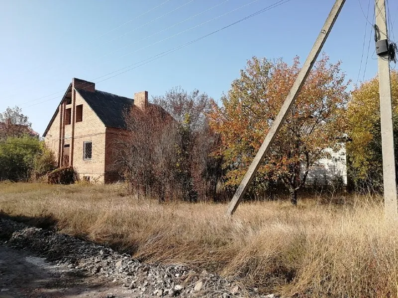 Продается земельный участок. С. Бурчак-михайловка. От хозяина! Участок 20 соток. Приватизирован. Документы рф, зарегистрирован в росреестре. Один собственник, без долгов. На участке 2-этажный дом. Не введен в эксплуатацию. Без отделочных работ, общ. Пл. 160 кв. М. 1-й этаж - 3 комнаты. 2-й этаж - 2 комнаты. Цоколь - 3 комнаты. Подвал. Гараж. Имеется летняя кухня (отапливаемая). Заведен на участок газ, свет и установлены счетчики, скважина. Цена 2 500 000 руб (торг) писать в лс! - фотография - 1