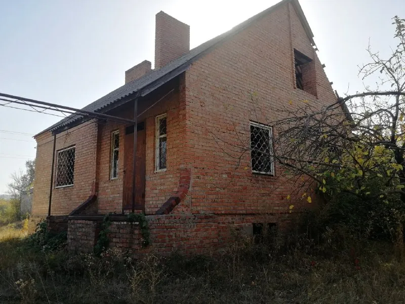 Продается земельный участок. С. Бурчак-михайловка. От хозяина! Участок 20 соток. Приватизирован. Документы рф, зарегистрирован в росреестре. Один собственник, без долгов. На участке 2-этажный дом. Не введен в эксплуатацию. Без отделочных работ, общ. Пл. 160 кв. М. 1-й этаж - 3 комнаты. 2-й этаж - 2 комнаты. Цоколь - 3 комнаты. Подвал. Гараж. Имеется летняя кухня (отапливаемая). Заведен на участок газ, свет и установлены счетчики, скважина. Цена 2 500 000 руб (торг) писать в лс! - фотография - 2