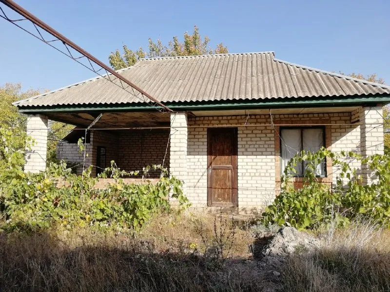 Продается земельный участок. С. Бурчак-михайловка. От хозяина! Участок 20 соток. Приватизирован. Документы рф, зарегистрирован в росреестре. Один собственник, без долгов. На участке 2-этажный дом. Не введен в эксплуатацию. Без отделочных работ, общ. Пл. 160 кв. М. 1-й этаж - 3 комнаты. 2-й этаж - 2 комнаты. Цоколь - 3 комнаты. Подвал. Гараж. Имеется летняя кухня (отапливаемая). Заведен на участок газ, свет и установлены счетчики, скважина. Цена 2 500 000 руб (торг) писать в лс! - фотография - 3