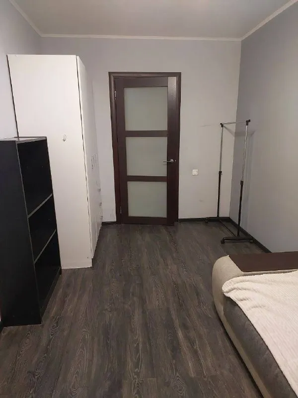 Комната🏙️ м. Беломорская2️⃣ всем привет! Ищем соседку в 3-х комнатную квартиру. 📍адрес: ул. Клинская, 11. 1-й этаж. Автобусы ходят до 4-х станций метро, через дорогу есть парк, все магазины в пешей доступности, недалеко тц метрополис. В квартире есть всё необходимое, кроме микроволновки. О нас: спокойные, дружелюбные, на кухне за посиделками не собираемся, но всегда друг другу помогаем. Такого же отношения ждём в ответ требования: девушка, 22-28 лет, дневной график работы, отсутствие увлечений эзотерикой, религиями и прочими практиками. 💳оплата: 17.000₽ + залог 17.000₽ и коммуналка ~1.200₽. Пожалуйста ответьте на эти вопросы в первом сообщении (они родились из неприятного опыта, поэтому ответ обязателен) - сколько у вас вещей? - как часто вы в среднем стираете? - нет ли проблем с накопительством? 💌telegram: @dcfrl - фотография - 1