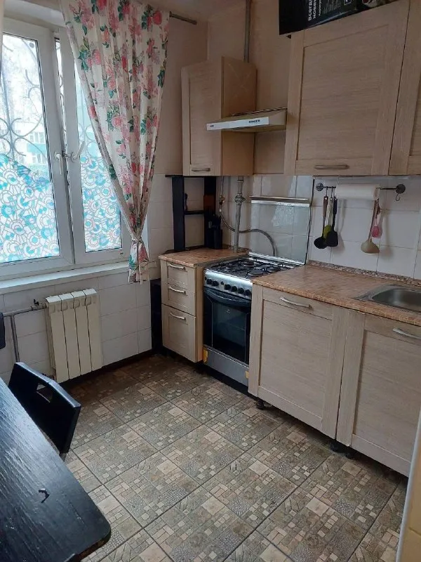 Комната🏙️ м. Беломорская2️⃣ всем привет! Ищем соседку в 3-х комнатную квартиру. 📍адрес: ул. Клинская, 11. 1-й этаж. Автобусы ходят до 4-х станций метро, через дорогу есть парк, все магазины в пешей доступности, недалеко тц метрополис. В квартире есть всё необходимое, кроме микроволновки. О нас: спокойные, дружелюбные, на кухне за посиделками не собираемся, но всегда друг другу помогаем. Такого же отношения ждём в ответ требования: девушка, 22-28 лет, дневной график работы, отсутствие увлечений эзотерикой, религиями и прочими практиками. 💳оплата: 17.000₽ + залог 17.000₽ и коммуналка ~1.200₽. Пожалуйста ответьте на эти вопросы в первом сообщении (они родились из неприятного опыта, поэтому ответ обязателен) - сколько у вас вещей? - как часто вы в среднем стираете? - нет ли проблем с накопительством? 💌telegram: @dcfrl - фотография - 2