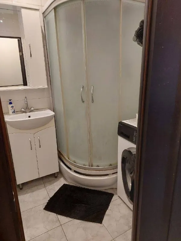 Комната🏙️ м. Беломорская2️⃣ всем привет! Ищем соседку в 3-х комнатную квартиру. 📍адрес: ул. Клинская, 11. 1-й этаж. Автобусы ходят до 4-х станций метро, через дорогу есть парк, все магазины в пешей доступности, недалеко тц метрополис. В квартире есть всё необходимое, кроме микроволновки. О нас: спокойные, дружелюбные, на кухне за посиделками не собираемся, но всегда друг другу помогаем. Такого же отношения ждём в ответ требования: девушка, 22-28 лет, дневной график работы, отсутствие увлечений эзотерикой, религиями и прочими практиками. 💳оплата: 17.000₽ + залог 17.000₽ и коммуналка ~1.200₽. Пожалуйста ответьте на эти вопросы в первом сообщении (они родились из неприятного опыта, поэтому ответ обязателен) - сколько у вас вещей? - как часто вы в среднем стираете? - нет ли проблем с накопительством? 💌telegram: @dcfrl - фотография - 3