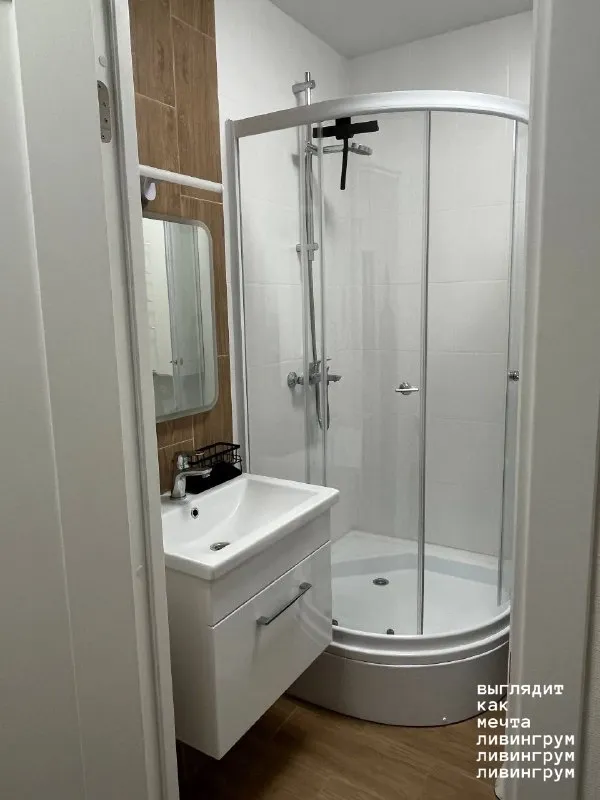 1-комн квартира, 32.3 м² м солнцево • 7 мин пешком • 21 этаж из 22 • ул производственная 17, на карте 70 000 ₽/мес, без комиссии больше квартир и комнат стиральная машина • интернет • мебель • холодильник • лифт • посудомойка • кондиционер • с животными • с детьми • телевизор • мусоропровод • консьерж район солнцево чистота 3.82 транспорт 4.51 парки и скверы 4.20 аренда. Собственник. Новый жк "лучи" договор на 6 месяцев с продлением, окна во двор, залог в размере месячной оплаты, коммуналка не входит в арендную плату, магазины в шаговой доступности, через дорогу и в этом же жк, парк мещерский, парк рядом с метро, трц в 13-15 минут от дома, также ходит транспорт. В квартире вся бытовая техника. До метро 5-7 минут. Олеся, написать уровень доверия низкий ⚠️ выложить квартиру бесплатно мы в мах: ливингрум небабушкина москва - фотография - 5