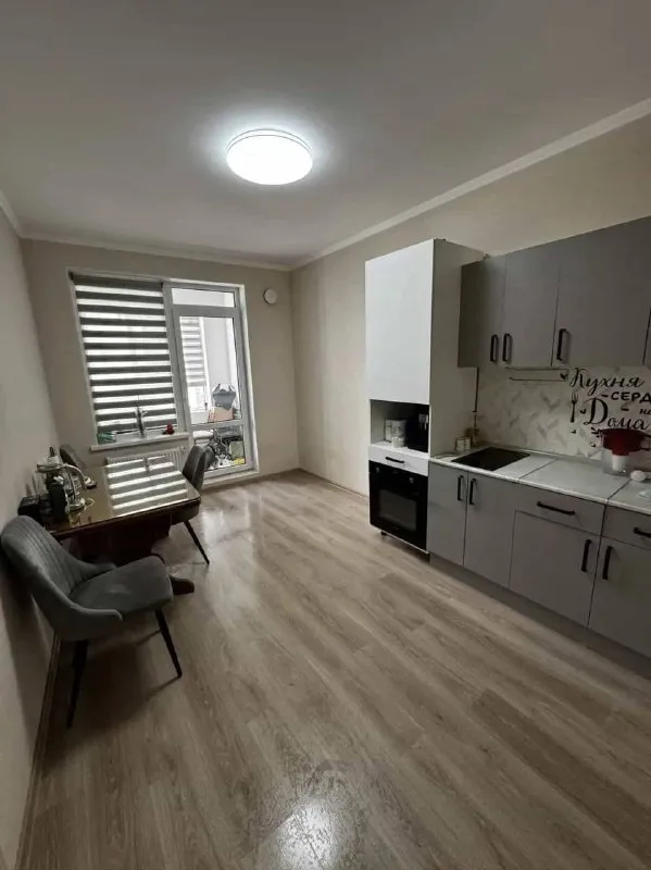 Евротрешка🏙️ м. Парнас🚇 сдам евротрешку, 62 м² у м. Парнас. Сдаю квартиру, жк «континенты» (брюловская, 3). Метро парнас, 10 минут пешком. 16 этаж, скоростные лифты. Двор закрытый, шлагбаум. Во дворе - детский сад и площадки, школа через дорогу. Магазины, фитнес-клубы, рестораны в шаговой доступности. Квартира освобождается 1 мая. Сдам на длительный срок. Из мебели есть: кухонный гарнитур, обеденный стол, микроволновка, большой холодильник, диван, стиральная машина. Не хватает кровати и шкафа — докуплю, если договоримся. 💳цена: 55.000₽ + коммуналка по счётчикам. Залог - 55.000₽. 💌телефон: +7-922-999-49-90 +7-953-670-00-83 - фотография - 1