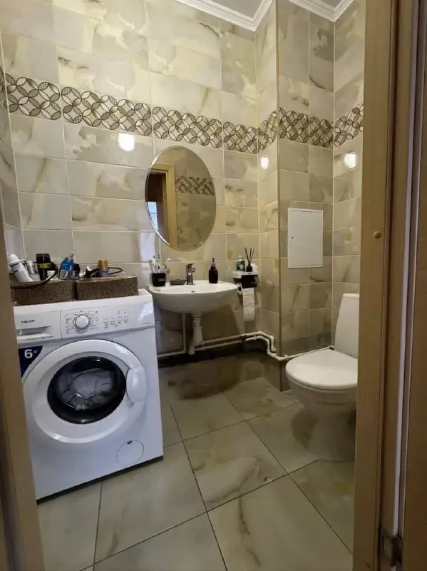 Евротрешка🏙️ м. Парнас🚇 сдам евротрешку, 62 м² у м. Парнас. Сдаю квартиру, жк «континенты» (брюловская, 3). Метро парнас, 10 минут пешком. 16 этаж, скоростные лифты. Двор закрытый, шлагбаум. Во дворе - детский сад и площадки, школа через дорогу. Магазины, фитнес-клубы, рестораны в шаговой доступности. Квартира освобождается 1 мая. Сдам на длительный срок. Из мебели есть: кухонный гарнитур, обеденный стол, микроволновка, большой холодильник, диван, стиральная машина. Не хватает кровати и шкафа — докуплю, если договоримся. 💳цена: 55.000₽ + коммуналка по счётчикам. Залог - 55.000₽. 💌телефон: +7-922-999-49-90 +7-953-670-00-83 - фотография - 10