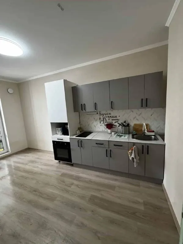 Евротрешка🏙️ м. Парнас🚇 сдам евротрешку, 62 м² у м. Парнас. Сдаю квартиру, жк «континенты» (брюловская, 3). Метро парнас, 10 минут пешком. 16 этаж, скоростные лифты. Двор закрытый, шлагбаум. Во дворе - детский сад и площадки, школа через дорогу. Магазины, фитнес-клубы, рестораны в шаговой доступности. Квартира освобождается 1 мая. Сдам на длительный срок. Из мебели есть: кухонный гарнитур, обеденный стол, микроволновка, большой холодильник, диван, стиральная машина. Не хватает кровати и шкафа — докуплю, если договоримся. 💳цена: 55.000₽ + коммуналка по счётчикам. Залог - 55.000₽. 💌телефон: +7-922-999-49-90 +7-953-670-00-83 - фотография - 2