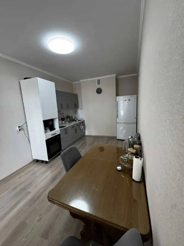 Евротрешка🏙️ м. Парнас🚇 сдам евротрешку, 62 м² у м. Парнас. Сдаю квартиру, жк «континенты» (брюловская, 3). Метро парнас, 10 минут пешком. 16 этаж, скоростные лифты. Двор закрытый, шлагбаум. Во дворе - детский сад и площадки, школа через дорогу. Магазины, фитнес-клубы, рестораны в шаговой доступности. Квартира освобождается 1 мая. Сдам на длительный срок. Из мебели есть: кухонный гарнитур, обеденный стол, микроволновка, большой холодильник, диван, стиральная машина. Не хватает кровати и шкафа — докуплю, если договоримся. 💳цена: 55.000₽ + коммуналка по счётчикам. Залог - 55.000₽. 💌телефон: +7-922-999-49-90 +7-953-670-00-83 - фотография - 3