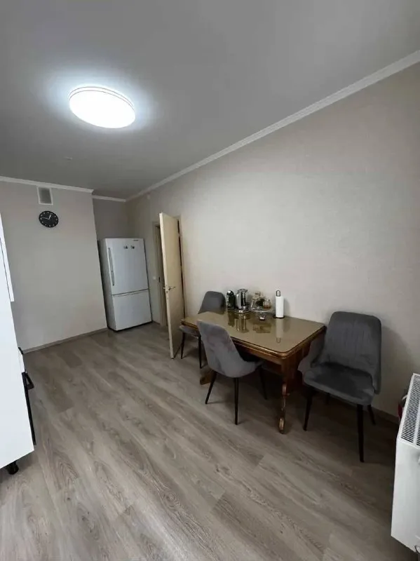 Евротрешка🏙️ м. Парнас🚇 сдам евротрешку, 62 м² у м. Парнас. Сдаю квартиру, жк «континенты» (брюловская, 3). Метро парнас, 10 минут пешком. 16 этаж, скоростные лифты. Двор закрытый, шлагбаум. Во дворе - детский сад и площадки, школа через дорогу. Магазины, фитнес-клубы, рестораны в шаговой доступности. Квартира освобождается 1 мая. Сдам на длительный срок. Из мебели есть: кухонный гарнитур, обеденный стол, микроволновка, большой холодильник, диван, стиральная машина. Не хватает кровати и шкафа — докуплю, если договоримся. 💳цена: 55.000₽ + коммуналка по счётчикам. Залог - 55.000₽. 💌телефон: +7-922-999-49-90 +7-953-670-00-83 - фотография - 4