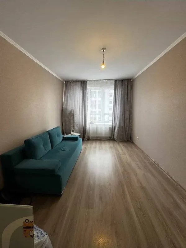 Евротрешка🏙️ м. Парнас🚇 сдам евротрешку, 62 м² у м. Парнас. Сдаю квартиру, жк «континенты» (брюловская, 3). Метро парнас, 10 минут пешком. 16 этаж, скоростные лифты. Двор закрытый, шлагбаум. Во дворе - детский сад и площадки, школа через дорогу. Магазины, фитнес-клубы, рестораны в шаговой доступности. Квартира освобождается 1 мая. Сдам на длительный срок. Из мебели есть: кухонный гарнитур, обеденный стол, микроволновка, большой холодильник, диван, стиральная машина. Не хватает кровати и шкафа — докуплю, если договоримся. 💳цена: 55.000₽ + коммуналка по счётчикам. Залог - 55.000₽. 💌телефон: +7-922-999-49-90 +7-953-670-00-83 - фотография - 5