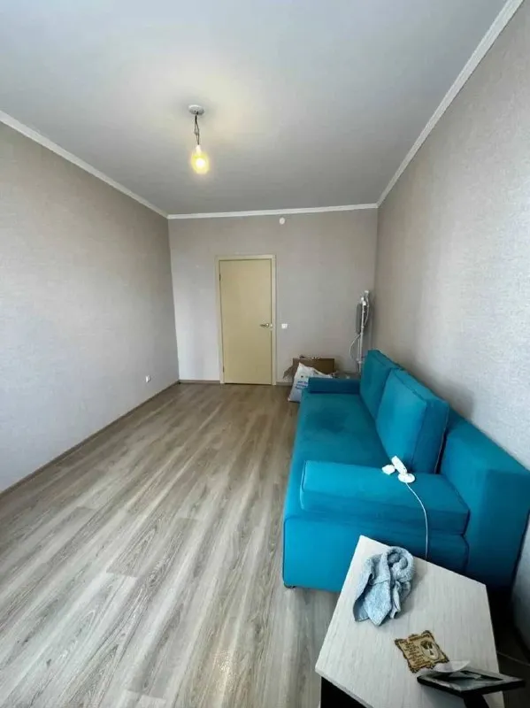 Евротрешка🏙️ м. Парнас🚇 сдам евротрешку, 62 м² у м. Парнас. Сдаю квартиру, жк «континенты» (брюловская, 3). Метро парнас, 10 минут пешком. 16 этаж, скоростные лифты. Двор закрытый, шлагбаум. Во дворе - детский сад и площадки, школа через дорогу. Магазины, фитнес-клубы, рестораны в шаговой доступности. Квартира освобождается 1 мая. Сдам на длительный срок. Из мебели есть: кухонный гарнитур, обеденный стол, микроволновка, большой холодильник, диван, стиральная машина. Не хватает кровати и шкафа — докуплю, если договоримся. 💳цена: 55.000₽ + коммуналка по счётчикам. Залог - 55.000₽. 💌телефон: +7-922-999-49-90 +7-953-670-00-83 - фотография - 6