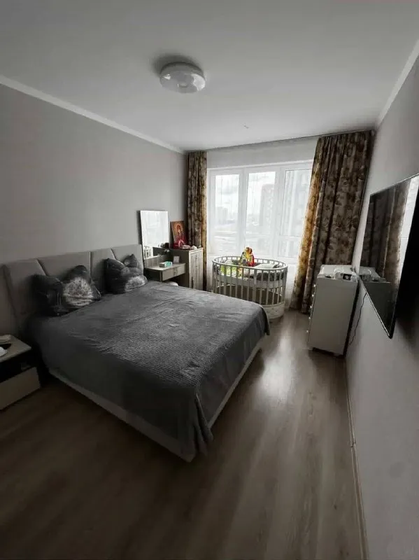 Евротрешка🏙️ м. Парнас🚇 сдам евротрешку, 62 м² у м. Парнас. Сдаю квартиру, жк «континенты» (брюловская, 3). Метро парнас, 10 минут пешком. 16 этаж, скоростные лифты. Двор закрытый, шлагбаум. Во дворе - детский сад и площадки, школа через дорогу. Магазины, фитнес-клубы, рестораны в шаговой доступности. Квартира освобождается 1 мая. Сдам на длительный срок. Из мебели есть: кухонный гарнитур, обеденный стол, микроволновка, большой холодильник, диван, стиральная машина. Не хватает кровати и шкафа — докуплю, если договоримся. 💳цена: 55.000₽ + коммуналка по счётчикам. Залог - 55.000₽. 💌телефон: +7-922-999-49-90 +7-953-670-00-83 - фотография - 7