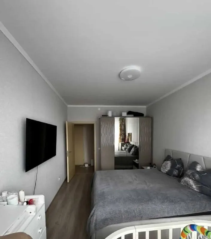 Евротрешка🏙️ м. Парнас🚇 сдам евротрешку, 62 м² у м. Парнас. Сдаю квартиру, жк «континенты» (брюловская, 3). Метро парнас, 10 минут пешком. 16 этаж, скоростные лифты. Двор закрытый, шлагбаум. Во дворе - детский сад и площадки, школа через дорогу. Магазины, фитнес-клубы, рестораны в шаговой доступности. Квартира освобождается 1 мая. Сдам на длительный срок. Из мебели есть: кухонный гарнитур, обеденный стол, микроволновка, большой холодильник, диван, стиральная машина. Не хватает кровати и шкафа — докуплю, если договоримся. 💳цена: 55.000₽ + коммуналка по счётчикам. Залог - 55.000₽. 💌телефон: +7-922-999-49-90 +7-953-670-00-83 - фотография - 8