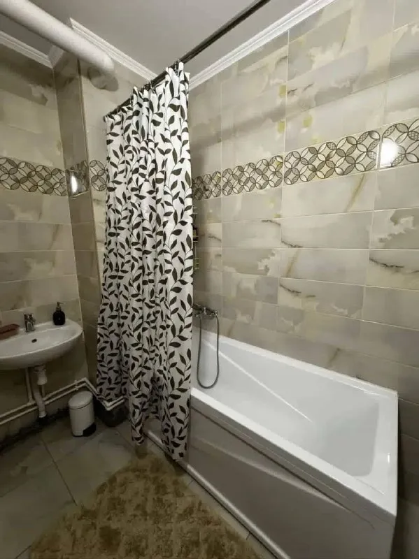 Евротрешка🏙️ м. Парнас🚇 сдам евротрешку, 62 м² у м. Парнас. Сдаю квартиру, жк «континенты» (брюловская, 3). Метро парнас, 10 минут пешком. 16 этаж, скоростные лифты. Двор закрытый, шлагбаум. Во дворе - детский сад и площадки, школа через дорогу. Магазины, фитнес-клубы, рестораны в шаговой доступности. Квартира освобождается 1 мая. Сдам на длительный срок. Из мебели есть: кухонный гарнитур, обеденный стол, микроволновка, большой холодильник, диван, стиральная машина. Не хватает кровати и шкафа — докуплю, если договоримся. 💳цена: 55.000₽ + коммуналка по счётчикам. Залог - 55.000₽. 💌телефон: +7-922-999-49-90 +7-953-670-00-83 - фотография - 9