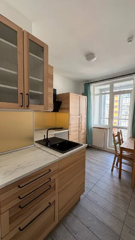 🌿сдается светлая и просторная квартира недалеко от метро девяткино! Квартира расположена в 20 минутах ходьбы от станции метро. ✅ прекрасная квартира идеально подойдет для тех, кто ценит пространство и свободу передвижения. 🔸🏡 удобства и преимущества квартиры: - общая площадь: 40 м²; -просторное джакузи и тропический душ; - большой и стильный балкон размером 8 м²: панорамные окна, на полу аккуратно уложен зелёный газон — идеальная площадка для вечернего отдыха; - большая, хорошо освещённая и удобная кухня; - просторная и функциональная комната: свободная зона позволит обустроить интерьер согласно вашим предпочтениям и стилю жизни. Цена аренды: 34 000 руб. /месяц + оплата коммунальных услуг + залог ( возможно разделение залога на части). Квартира сдается на срок от 4 месяцев. Квартира находится по адресу: воронцовский бульвар д 11 🌟🤗 свяжитесь со мной по указанному номеру телефона для получения дополнительной информации 8 ( 981)834 45 50 ольга или https://vk. Ru/id9759871 - фотография - 1