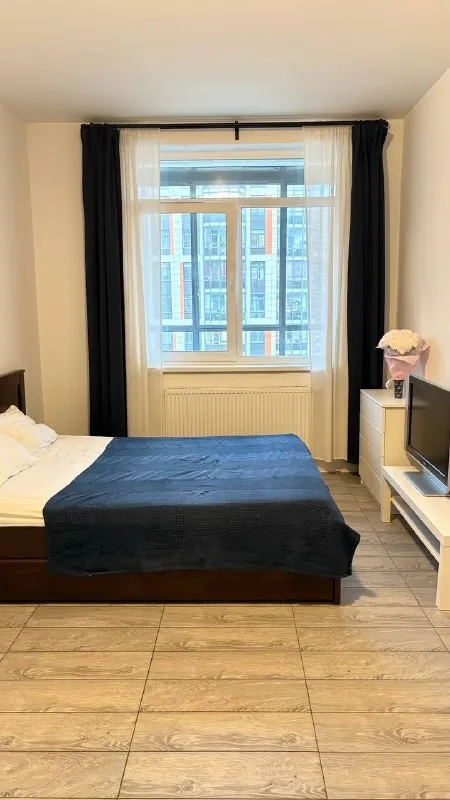 🌿сдается светлая и просторная квартира недалеко от метро девяткино! Квартира расположена в 20 минутах ходьбы от станции метро. ✅ прекрасная квартира идеально подойдет для тех, кто ценит пространство и свободу передвижения. 🔸🏡 удобства и преимущества квартиры: - общая площадь: 40 м²; -просторное джакузи и тропический душ; - большой и стильный балкон размером 8 м²: панорамные окна, на полу аккуратно уложен зелёный газон — идеальная площадка для вечернего отдыха; - большая, хорошо освещённая и удобная кухня; - просторная и функциональная комната: свободная зона позволит обустроить интерьер согласно вашим предпочтениям и стилю жизни. Цена аренды: 34 000 руб. /месяц + оплата коммунальных услуг + залог ( возможно разделение залога на части). Квартира сдается на срок от 4 месяцев. Квартира находится по адресу: воронцовский бульвар д 11 🌟🤗 свяжитесь со мной по указанному номеру телефона для получения дополнительной информации 8 ( 981)834 45 50 ольга или https://vk. Ru/id9759871 - фотография - 4