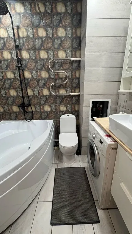 🌿сдается светлая и просторная квартира недалеко от метро девяткино! Квартира расположена в 20 минутах ходьбы от станции метро. ✅ прекрасная квартира идеально подойдет для тех, кто ценит пространство и свободу передвижения. 🔸🏡 удобства и преимущества квартиры: - общая площадь: 40 м²; -просторное джакузи и тропический душ; - большой и стильный балкон размером 8 м²: панорамные окна, на полу аккуратно уложен зелёный газон — идеальная площадка для вечернего отдыха; - большая, хорошо освещённая и удобная кухня; - просторная и функциональная комната: свободная зона позволит обустроить интерьер согласно вашим предпочтениям и стилю жизни. Цена аренды: 34 000 руб. /месяц + оплата коммунальных услуг + залог ( возможно разделение залога на части). Квартира сдается на срок от 4 месяцев. Квартира находится по адресу: воронцовский бульвар д 11 🌟🤗 свяжитесь со мной по указанному номеру телефона для получения дополнительной информации 8 ( 981)834 45 50 ольга или https://vk. Ru/id9759871 - фотография - 5