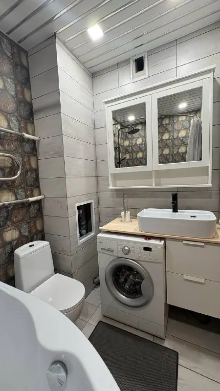 🌿сдается светлая и просторная квартира недалеко от метро девяткино! Квартира расположена в 20 минутах ходьбы от станции метро. ✅ прекрасная квартира идеально подойдет для тех, кто ценит пространство и свободу передвижения. 🔸🏡 удобства и преимущества квартиры: - общая площадь: 40 м²; -просторное джакузи и тропический душ; - большой и стильный балкон размером 8 м²: панорамные окна, на полу аккуратно уложен зелёный газон — идеальная площадка для вечернего отдыха; - большая, хорошо освещённая и удобная кухня; - просторная и функциональная комната: свободная зона позволит обустроить интерьер согласно вашим предпочтениям и стилю жизни. Цена аренды: 34 000 руб. /месяц + оплата коммунальных услуг + залог ( возможно разделение залога на части). Квартира сдается на срок от 4 месяцев. Квартира находится по адресу: воронцовский бульвар д 11 🌟🤗 свяжитесь со мной по указанному номеру телефона для получения дополнительной информации 8 ( 981)834 45 50 ольга или https://vk. Ru/id9759871 - фотография - 6