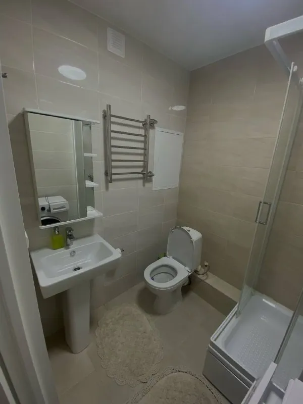 💎собственник, сдаю уютную студию в новом доме на улице яганова, 12, в балашихе. 🚘до метро "щёлковская" можно добраться на автомобиле всего за 15 минут, на общественном транспорте 30 минут до м. Нижегородская или м. Новогиреево 🐶можно с животными и детьми 🏠новостройка, 13 этаж, очень теплая квартира. Сделан современный евроремонт. В студии есть вся необходимая мебель для комфортного проживания. Кухня оборудована современной техникой: холодильником, варочной панелью, духовкой, чайник, также есть стиральной машиной. Санузел совмещённый, с душевой кабиной. Диван разбирается на кровать, очень комфортный проведён интернет, так что проблем с подключением к сети не будет. Рядом с домом - школы, детские сады, магазины и клиники 💸при заключении договора потребуется залог и предоплата за первый месяц. Залог можно разбить на два месяца. ❗️рассматриваю людей только на длительный срок (не менее года). ✅цена: 35 тыс + жкх квартиру показать могу в любой день телефон: 89252656015 или телеграм @lileeeek ➡️предоплату/бронь/заморозку денег/автооплату до просмотра квартиры не вносить! Если по этому объявлению спрашивают какую либо оплату сообщите по контактам в описании канала. - фотография - 1