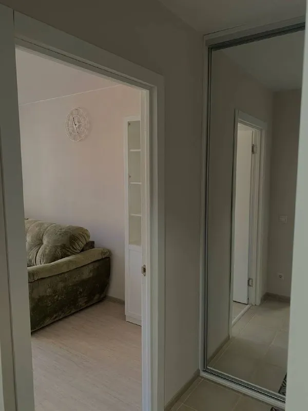 💎собственник, сдаю уютную студию в новом доме на улице яганова, 12, в балашихе. 🚘до метро "щёлковская" можно добраться на автомобиле всего за 15 минут, на общественном транспорте 30 минут до м. Нижегородская или м. Новогиреево 🐶можно с животными и детьми 🏠новостройка, 13 этаж, очень теплая квартира. Сделан современный евроремонт. В студии есть вся необходимая мебель для комфортного проживания. Кухня оборудована современной техникой: холодильником, варочной панелью, духовкой, чайник, также есть стиральной машиной. Санузел совмещённый, с душевой кабиной. Диван разбирается на кровать, очень комфортный проведён интернет, так что проблем с подключением к сети не будет. Рядом с домом - школы, детские сады, магазины и клиники 💸при заключении договора потребуется залог и предоплата за первый месяц. Залог можно разбить на два месяца. ❗️рассматриваю людей только на длительный срок (не менее года). ✅цена: 35 тыс + жкх квартиру показать могу в любой день телефон: 89252656015 или телеграм @lileeeek ➡️предоплату/бронь/заморозку денег/автооплату до просмотра квартиры не вносить! Если по этому объявлению спрашивают какую либо оплату сообщите по контактам в описании канала. - фотография - 2