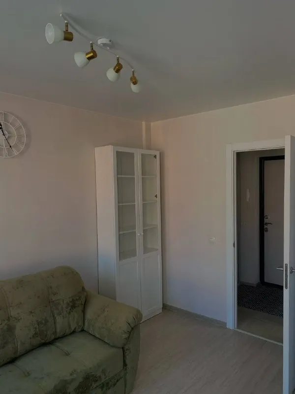 💎собственник, сдаю уютную студию в новом доме на улице яганова, 12, в балашихе. 🚘до метро "щёлковская" можно добраться на автомобиле всего за 15 минут, на общественном транспорте 30 минут до м. Нижегородская или м. Новогиреево 🐶можно с животными и детьми 🏠новостройка, 13 этаж, очень теплая квартира. Сделан современный евроремонт. В студии есть вся необходимая мебель для комфортного проживания. Кухня оборудована современной техникой: холодильником, варочной панелью, духовкой, чайник, также есть стиральной машиной. Санузел совмещённый, с душевой кабиной. Диван разбирается на кровать, очень комфортный проведён интернет, так что проблем с подключением к сети не будет. Рядом с домом - школы, детские сады, магазины и клиники 💸при заключении договора потребуется залог и предоплата за первый месяц. Залог можно разбить на два месяца. ❗️рассматриваю людей только на длительный срок (не менее года). ✅цена: 35 тыс + жкх квартиру показать могу в любой день телефон: 89252656015 или телеграм @lileeeek ➡️предоплату/бронь/заморозку денег/автооплату до просмотра квартиры не вносить! Если по этому объявлению спрашивают какую либо оплату сообщите по контактам в описании канала. - фотография - 3