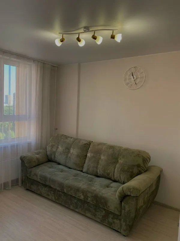 💎собственник, сдаю уютную студию в новом доме на улице яганова, 12, в балашихе. 🚘до метро "щёлковская" можно добраться на автомобиле всего за 15 минут, на общественном транспорте 30 минут до м. Нижегородская или м. Новогиреево 🐶можно с животными и детьми 🏠новостройка, 13 этаж, очень теплая квартира. Сделан современный евроремонт. В студии есть вся необходимая мебель для комфортного проживания. Кухня оборудована современной техникой: холодильником, варочной панелью, духовкой, чайник, также есть стиральной машиной. Санузел совмещённый, с душевой кабиной. Диван разбирается на кровать, очень комфортный проведён интернет, так что проблем с подключением к сети не будет. Рядом с домом - школы, детские сады, магазины и клиники 💸при заключении договора потребуется залог и предоплата за первый месяц. Залог можно разбить на два месяца. ❗️рассматриваю людей только на длительный срок (не менее года). ✅цена: 35 тыс + жкх квартиру показать могу в любой день телефон: 89252656015 или телеграм @lileeeek ➡️предоплату/бронь/заморозку денег/автооплату до просмотра квартиры не вносить! Если по этому объявлению спрашивают какую либо оплату сообщите по контактам в описании канала. - фотография - 4