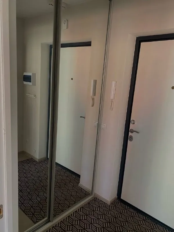 💎собственник, сдаю уютную студию в новом доме на улице яганова, 12, в балашихе. 🚘до метро "щёлковская" можно добраться на автомобиле всего за 15 минут, на общественном транспорте 30 минут до м. Нижегородская или м. Новогиреево 🐶можно с животными и детьми 🏠новостройка, 13 этаж, очень теплая квартира. Сделан современный евроремонт. В студии есть вся необходимая мебель для комфортного проживания. Кухня оборудована современной техникой: холодильником, варочной панелью, духовкой, чайник, также есть стиральной машиной. Санузел совмещённый, с душевой кабиной. Диван разбирается на кровать, очень комфортный проведён интернет, так что проблем с подключением к сети не будет. Рядом с домом - школы, детские сады, магазины и клиники 💸при заключении договора потребуется залог и предоплата за первый месяц. Залог можно разбить на два месяца. ❗️рассматриваю людей только на длительный срок (не менее года). ✅цена: 35 тыс + жкх квартиру показать могу в любой день телефон: 89252656015 или телеграм @lileeeek ➡️предоплату/бронь/заморозку денег/автооплату до просмотра квартиры не вносить! Если по этому объявлению спрашивают какую либо оплату сообщите по контактам в описании канала. - фотография - 5