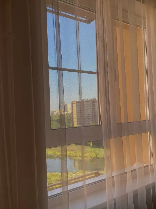 💎собственник, сдаю уютную студию в новом доме на улице яганова, 12, в балашихе. 🚘до метро "щёлковская" можно добраться на автомобиле всего за 15 минут, на общественном транспорте 30 минут до м. Нижегородская или м. Новогиреево 🐶можно с животными и детьми 🏠новостройка, 13 этаж, очень теплая квартира. Сделан современный евроремонт. В студии есть вся необходимая мебель для комфортного проживания. Кухня оборудована современной техникой: холодильником, варочной панелью, духовкой, чайник, также есть стиральной машиной. Санузел совмещённый, с душевой кабиной. Диван разбирается на кровать, очень комфортный проведён интернет, так что проблем с подключением к сети не будет. Рядом с домом - школы, детские сады, магазины и клиники 💸при заключении договора потребуется залог и предоплата за первый месяц. Залог можно разбить на два месяца. ❗️рассматриваю людей только на длительный срок (не менее года). ✅цена: 35 тыс + жкх квартиру показать могу в любой день телефон: 89252656015 или телеграм @lileeeek ➡️предоплату/бронь/заморозку денег/автооплату до просмотра квартиры не вносить! Если по этому объявлению спрашивают какую либо оплату сообщите по контактам в описании канала. - фотография - 6