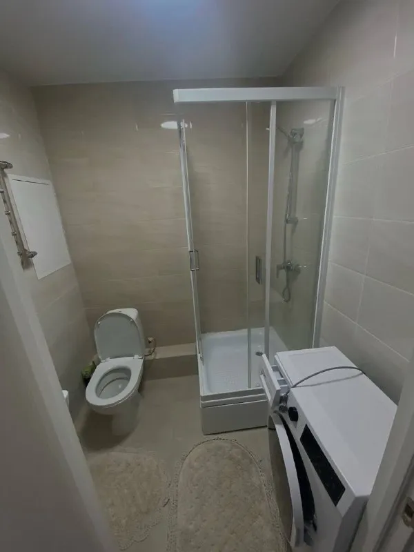 💎собственник, сдаю уютную студию в новом доме на улице яганова, 12, в балашихе. 🚘до метро "щёлковская" можно добраться на автомобиле всего за 15 минут, на общественном транспорте 30 минут до м. Нижегородская или м. Новогиреево 🐶можно с животными и детьми 🏠новостройка, 13 этаж, очень теплая квартира. Сделан современный евроремонт. В студии есть вся необходимая мебель для комфортного проживания. Кухня оборудована современной техникой: холодильником, варочной панелью, духовкой, чайник, также есть стиральной машиной. Санузел совмещённый, с душевой кабиной. Диван разбирается на кровать, очень комфортный проведён интернет, так что проблем с подключением к сети не будет. Рядом с домом - школы, детские сады, магазины и клиники 💸при заключении договора потребуется залог и предоплата за первый месяц. Залог можно разбить на два месяца. ❗️рассматриваю людей только на длительный срок (не менее года). ✅цена: 35 тыс + жкх квартиру показать могу в любой день телефон: 89252656015 или телеграм @lileeeek ➡️предоплату/бронь/заморозку денег/автооплату до просмотра квартиры не вносить! Если по этому объявлению спрашивают какую либо оплату сообщите по контактам в описании канала. - фотография - 7