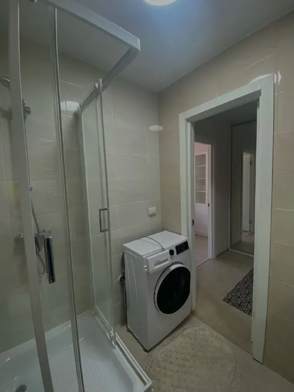 💎собственник, сдаю уютную студию в новом доме на улице яганова, 12, в балашихе. 🚘до метро "щёлковская" можно добраться на автомобиле всего за 15 минут, на общественном транспорте 30 минут до м. Нижегородская или м. Новогиреево 🐶можно с животными и детьми 🏠новостройка, 13 этаж, очень теплая квартира. Сделан современный евроремонт. В студии есть вся необходимая мебель для комфортного проживания. Кухня оборудована современной техникой: холодильником, варочной панелью, духовкой, чайник, также есть стиральной машиной. Санузел совмещённый, с душевой кабиной. Диван разбирается на кровать, очень комфортный проведён интернет, так что проблем с подключением к сети не будет. Рядом с домом - школы, детские сады, магазины и клиники 💸при заключении договора потребуется залог и предоплата за первый месяц. Залог можно разбить на два месяца. ❗️рассматриваю людей только на длительный срок (не менее года). ✅цена: 35 тыс + жкх квартиру показать могу в любой день телефон: 89252656015 или телеграм @lileeeek ➡️предоплату/бронь/заморозку денег/автооплату до просмотра квартиры не вносить! Если по этому объявлению спрашивают какую либо оплату сообщите по контактам в описании канала. - фотография - 8