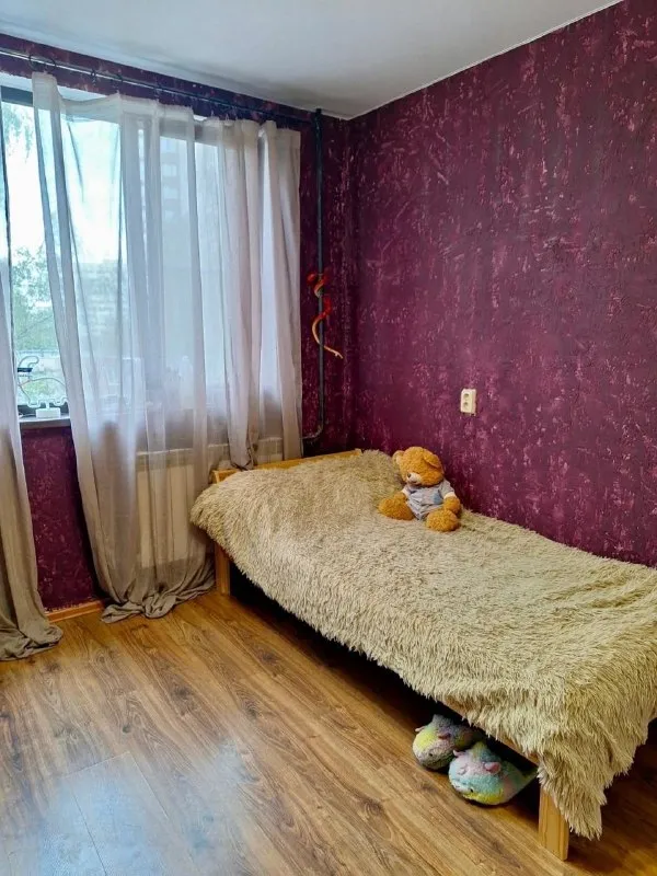 С 1 мая сдаётся комната в 3-х комнатной квартире на длительный срок, для одной девушки, работающей, без детей и животных. Квартира находится у метро (5-7 мин пешком, серебристый бульвар 15, этаж 5, есть лифт), комната изолированная. В квартире проживают 2 девушки, дружелюбные, без вредных привычек + кошка 🐈‍⬛ бусинка (важный, тактильный и добрый член семьи), поэтому, если ты не любишь кошек, тебя смущает шерсть и тд. , просим не беспокоить. Дома предпочитаем уют, чистоту и спокойную обстановку, от соседки хотим тех же качеств. Если хочешь обрести милых знакомых, тебе к нам). Стоимость за комнату 13 000 в месяц (+ интернет (чаще оплачиваем сразу за 3 месяца) + ку, после повышения тарифов зимой в среднем 4000 рублей с человека, летом 2000-2500 рублей) есть залог возвращаемый при выезде в размере ежемесячной оплаты 13 000 (можно договориться и разбить на 2 части) по всем вопросам обращаться в личные сообщения. Просмотр организуем в один день, все подробности на месте. 📌 оригинал в vk - фотография - 1