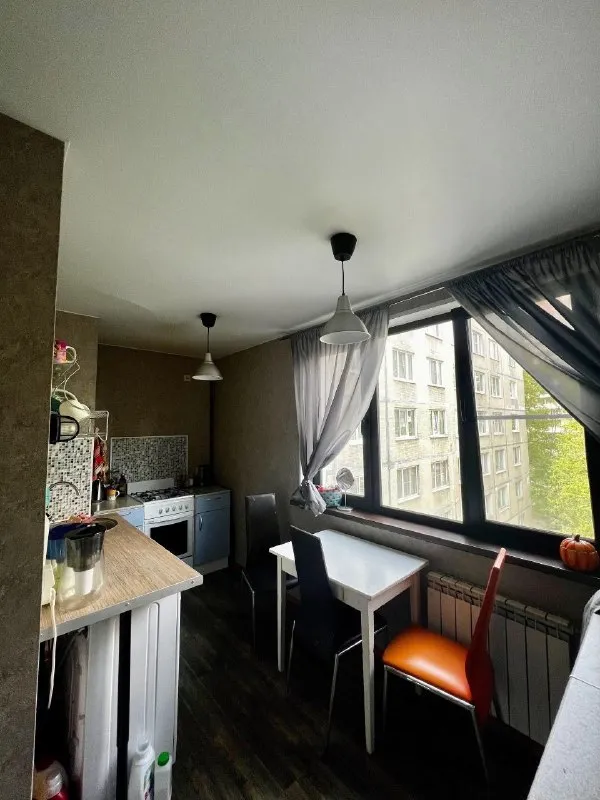 С 1 мая сдаётся комната в 3-х комнатной квартире на длительный срок, для одной девушки, работающей, без детей и животных. Квартира находится у метро (5-7 мин пешком, серебристый бульвар 15, этаж 5, есть лифт), комната изолированная. В квартире проживают 2 девушки, дружелюбные, без вредных привычек + кошка 🐈‍⬛ бусинка (важный, тактильный и добрый член семьи), поэтому, если ты не любишь кошек, тебя смущает шерсть и тд. , просим не беспокоить. Дома предпочитаем уют, чистоту и спокойную обстановку, от соседки хотим тех же качеств. Если хочешь обрести милых знакомых, тебе к нам). Стоимость за комнату 13 000 в месяц (+ интернет (чаще оплачиваем сразу за 3 месяца) + ку, после повышения тарифов зимой в среднем 4000 рублей с человека, летом 2000-2500 рублей) есть залог возвращаемый при выезде в размере ежемесячной оплаты 13 000 (можно договориться и разбить на 2 части) по всем вопросам обращаться в личные сообщения. Просмотр организуем в один день, все подробности на месте. 📌 оригинал в vk - фотография - 2