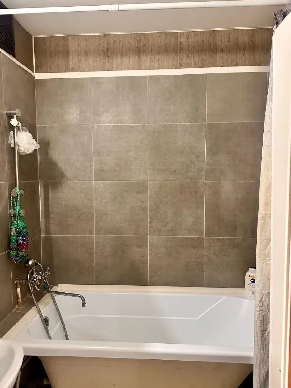 С 1 мая сдаётся комната в 3-х комнатной квартире на длительный срок, для одной девушки, работающей, без детей и животных. Квартира находится у метро (5-7 мин пешком, серебристый бульвар 15, этаж 5, есть лифт), комната изолированная. В квартире проживают 2 девушки, дружелюбные, без вредных привычек + кошка 🐈‍⬛ бусинка (важный, тактильный и добрый член семьи), поэтому, если ты не любишь кошек, тебя смущает шерсть и тд. , просим не беспокоить. Дома предпочитаем уют, чистоту и спокойную обстановку, от соседки хотим тех же качеств. Если хочешь обрести милых знакомых, тебе к нам). Стоимость за комнату 13 000 в месяц (+ интернет (чаще оплачиваем сразу за 3 месяца) + ку, после повышения тарифов зимой в среднем 4000 рублей с человека, летом 2000-2500 рублей) есть залог возвращаемый при выезде в размере ежемесячной оплаты 13 000 (можно договориться и разбить на 2 части) по всем вопросам обращаться в личные сообщения. Просмотр организуем в один день, все подробности на месте. 📌 оригинал в vk - фотография - 3