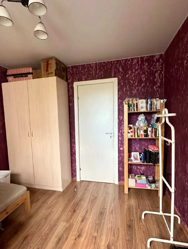 С 1 мая сдаётся комната в 3-х комнатной квартире на длительный срок, для одной девушки, работающей, без детей и животных. Квартира находится у метро (5-7 мин пешком, серебристый бульвар 15, этаж 5, есть лифт), комната изолированная. В квартире проживают 2 девушки, дружелюбные, без вредных привычек + кошка 🐈‍⬛ бусинка (важный, тактильный и добрый член семьи), поэтому, если ты не любишь кошек, тебя смущает шерсть и тд. , просим не беспокоить. Дома предпочитаем уют, чистоту и спокойную обстановку, от соседки хотим тех же качеств. Если хочешь обрести милых знакомых, тебе к нам). Стоимость за комнату 13 000 в месяц (+ интернет (чаще оплачиваем сразу за 3 месяца) + ку, после повышения тарифов зимой в среднем 4000 рублей с человека, летом 2000-2500 рублей) есть залог возвращаемый при выезде в размере ежемесячной оплаты 13 000 (можно договориться и разбить на 2 части) по всем вопросам обращаться в личные сообщения. Просмотр организуем в один день, все подробности на месте. 📌 оригинал в vk - фотография - 4