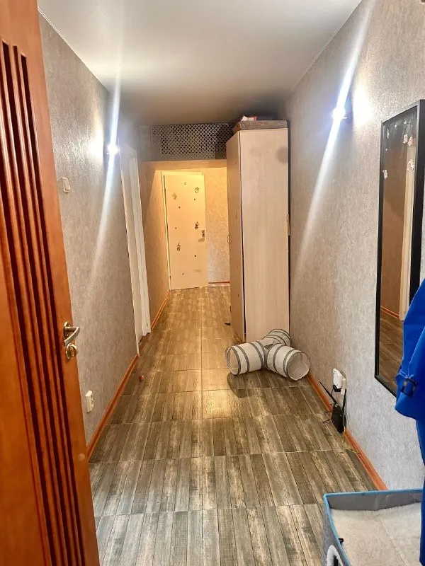 С 1 мая сдаётся комната в 3-х комнатной квартире на длительный срок, для одной девушки, работающей, без детей и животных. Квартира находится у метро (5-7 мин пешком, серебристый бульвар 15, этаж 5, есть лифт), комната изолированная. В квартире проживают 2 девушки, дружелюбные, без вредных привычек + кошка 🐈‍⬛ бусинка (важный, тактильный и добрый член семьи), поэтому, если ты не любишь кошек, тебя смущает шерсть и тд. , просим не беспокоить. Дома предпочитаем уют, чистоту и спокойную обстановку, от соседки хотим тех же качеств. Если хочешь обрести милых знакомых, тебе к нам). Стоимость за комнату 13 000 в месяц (+ интернет (чаще оплачиваем сразу за 3 месяца) + ку, после повышения тарифов зимой в среднем 4000 рублей с человека, летом 2000-2500 рублей) есть залог возвращаемый при выезде в размере ежемесячной оплаты 13 000 (можно договориться и разбить на 2 части) по всем вопросам обращаться в личные сообщения. Просмотр организуем в один день, все подробности на месте. 📌 оригинал в vk - фотография - 5