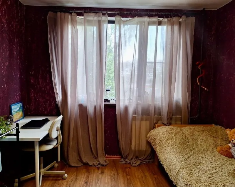 С 1 мая сдаётся комната в 3-х комнатной квартире на длительный срок, для одной девушки, работающей, без детей и животных. Квартира находится у метро (5-7 мин пешком, серебристый бульвар 15, этаж 5, есть лифт), комната изолированная. В квартире проживают 2 девушки, дружелюбные, без вредных привычек + кошка 🐈‍⬛ бусинка (важный, тактильный и добрый член семьи), поэтому, если ты не любишь кошек, тебя смущает шерсть и тд. , просим не беспокоить. Дома предпочитаем уют, чистоту и спокойную обстановку, от соседки хотим тех же качеств. Если хочешь обрести милых знакомых, тебе к нам). Стоимость за комнату 13 000 в месяц (+ интернет (чаще оплачиваем сразу за 3 месяца) + ку, после повышения тарифов зимой в среднем 4000 рублей с человека, летом 2000-2500 рублей) есть залог возвращаемый при выезде в размере ежемесячной оплаты 13 000 (можно договориться и разбить на 2 части) по всем вопросам обращаться в личные сообщения. Просмотр организуем в один день, все подробности на месте. 📌 оригинал в vk - фотография - 6