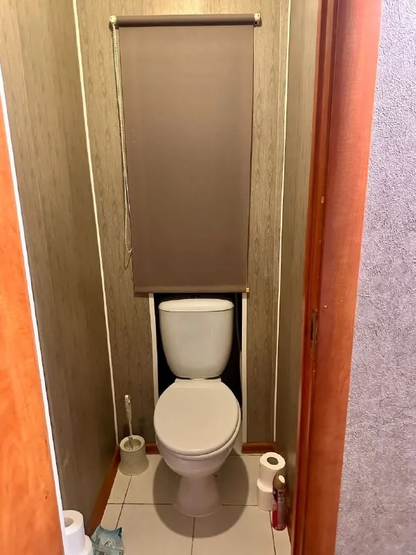 С 1 мая сдаётся комната в 3-х комнатной квартире на длительный срок, для одной девушки, работающей, без детей и животных. Квартира находится у метро (5-7 мин пешком, серебристый бульвар 15, этаж 5, есть лифт), комната изолированная. В квартире проживают 2 девушки, дружелюбные, без вредных привычек + кошка 🐈‍⬛ бусинка (важный, тактильный и добрый член семьи), поэтому, если ты не любишь кошек, тебя смущает шерсть и тд. , просим не беспокоить. Дома предпочитаем уют, чистоту и спокойную обстановку, от соседки хотим тех же качеств. Если хочешь обрести милых знакомых, тебе к нам). Стоимость за комнату 13 000 в месяц (+ интернет (чаще оплачиваем сразу за 3 месяца) + ку, после повышения тарифов зимой в среднем 4000 рублей с человека, летом 2000-2500 рублей) есть залог возвращаемый при выезде в размере ежемесячной оплаты 13 000 (можно договориться и разбить на 2 части) по всем вопросам обращаться в личные сообщения. Просмотр организуем в один день, все подробности на месте. 📌 оригинал в vk - фотография - 7