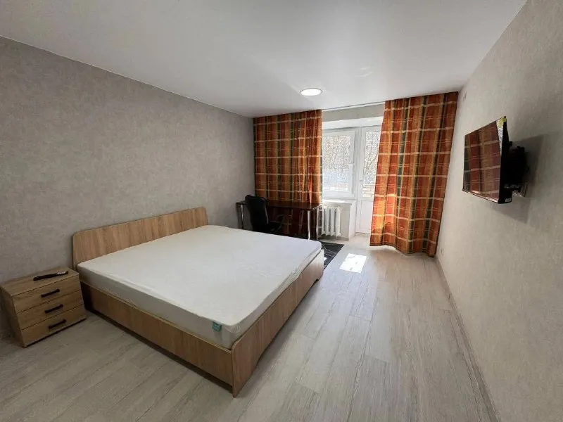 1-комн квартира, 40 м² м бабушкинская • 15 мин на транспорте • 2 этаж из 9 • королёв, ул суворова 15, на карте 47 000 ₽/мес, без комиссии большой гайд по аренде холодильник • стиральная машина • интернет • мебель • посудомойка • телевизор • лифт • мусоропровод • кондиционер • с животными • с детьми • консьерж собственник. Королёв сдаётся 1-к квартира от собственника в кирпичном доме 7 мин пешком до станции болшево (до мкомсомольская ехать 25 мин). Тихий зелёный двор, солнечная сторона. Квартира после ремонта, мебель и техника новые. Есть рабочее место с удобным офисным стулом, быстрый интернет. Аренда: 47 000 руб/мес + ку залог: 47 000 руб сдаётся на срок от 11и мес © предоплату до просмотра просят только мошенники! Анастасия, написать уровень доверия низкий ⚠️ выложить квартиру бесплатно - фотография - 1