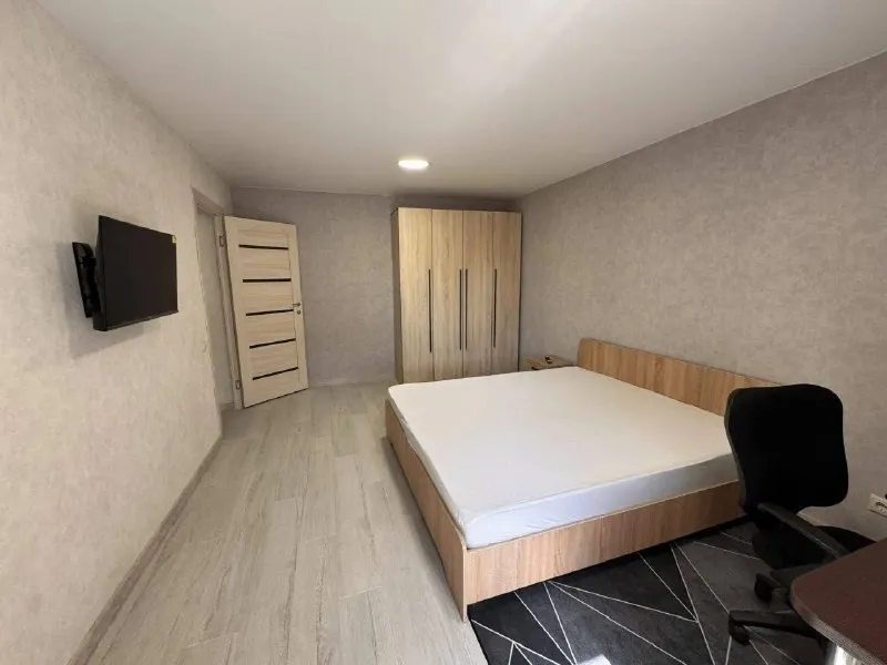 1-комн квартира, 40 м² м бабушкинская • 15 мин на транспорте • 2 этаж из 9 • королёв, ул суворова 15, на карте 47 000 ₽/мес, без комиссии большой гайд по аренде холодильник • стиральная машина • интернет • мебель • посудомойка • телевизор • лифт • мусоропровод • кондиционер • с животными • с детьми • консьерж собственник. Королёв сдаётся 1-к квартира от собственника в кирпичном доме 7 мин пешком до станции болшево (до мкомсомольская ехать 25 мин). Тихий зелёный двор, солнечная сторона. Квартира после ремонта, мебель и техника новые. Есть рабочее место с удобным офисным стулом, быстрый интернет. Аренда: 47 000 руб/мес + ку залог: 47 000 руб сдаётся на срок от 11и мес © предоплату до просмотра просят только мошенники! Анастасия, написать уровень доверия низкий ⚠️ выложить квартиру бесплатно - фотография - 2