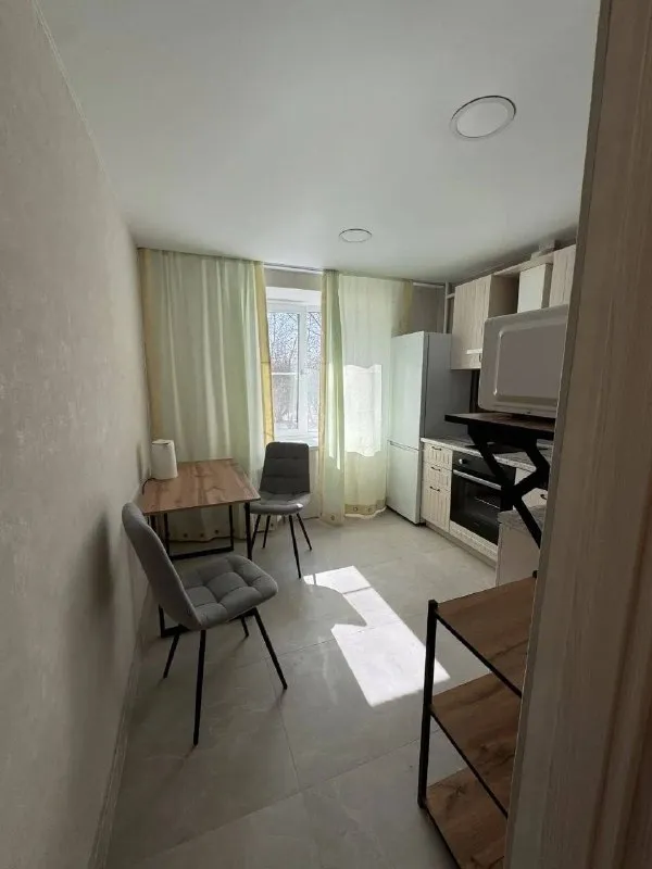 1-комн квартира, 40 м² м бабушкинская • 15 мин на транспорте • 2 этаж из 9 • королёв, ул суворова 15, на карте 47 000 ₽/мес, без комиссии большой гайд по аренде холодильник • стиральная машина • интернет • мебель • посудомойка • телевизор • лифт • мусоропровод • кондиционер • с животными • с детьми • консьерж собственник. Королёв сдаётся 1-к квартира от собственника в кирпичном доме 7 мин пешком до станции болшево (до мкомсомольская ехать 25 мин). Тихий зелёный двор, солнечная сторона. Квартира после ремонта, мебель и техника новые. Есть рабочее место с удобным офисным стулом, быстрый интернет. Аренда: 47 000 руб/мес + ку залог: 47 000 руб сдаётся на срок от 11и мес © предоплату до просмотра просят только мошенники! Анастасия, написать уровень доверия низкий ⚠️ выложить квартиру бесплатно - фотография - 3