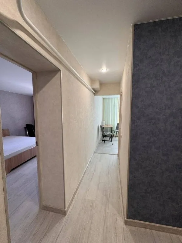 1-комн квартира, 40 м² м бабушкинская • 15 мин на транспорте • 2 этаж из 9 • королёв, ул суворова 15, на карте 47 000 ₽/мес, без комиссии большой гайд по аренде холодильник • стиральная машина • интернет • мебель • посудомойка • телевизор • лифт • мусоропровод • кондиционер • с животными • с детьми • консьерж собственник. Королёв сдаётся 1-к квартира от собственника в кирпичном доме 7 мин пешком до станции болшево (до мкомсомольская ехать 25 мин). Тихий зелёный двор, солнечная сторона. Квартира после ремонта, мебель и техника новые. Есть рабочее место с удобным офисным стулом, быстрый интернет. Аренда: 47 000 руб/мес + ку залог: 47 000 руб сдаётся на срок от 11и мес © предоплату до просмотра просят только мошенники! Анастасия, написать уровень доверия низкий ⚠️ выложить квартиру бесплатно - фотография - 4